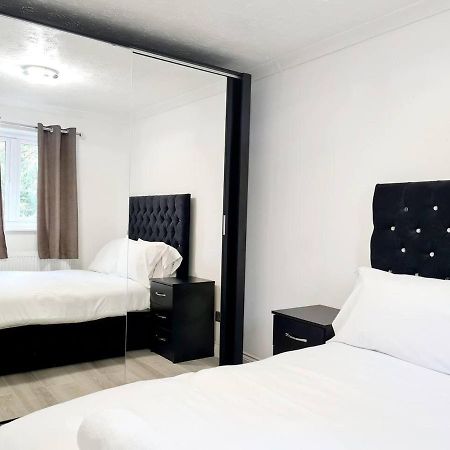 Modern & Spacious - Walk To London Excel- Parking Экстерьер фото