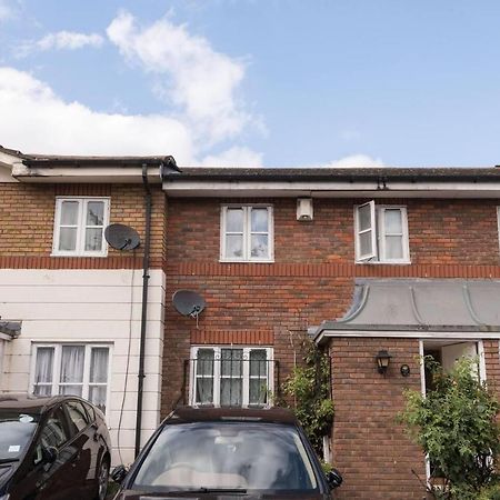Modern & Spacious - Walk To London Excel- Parking Экстерьер фото