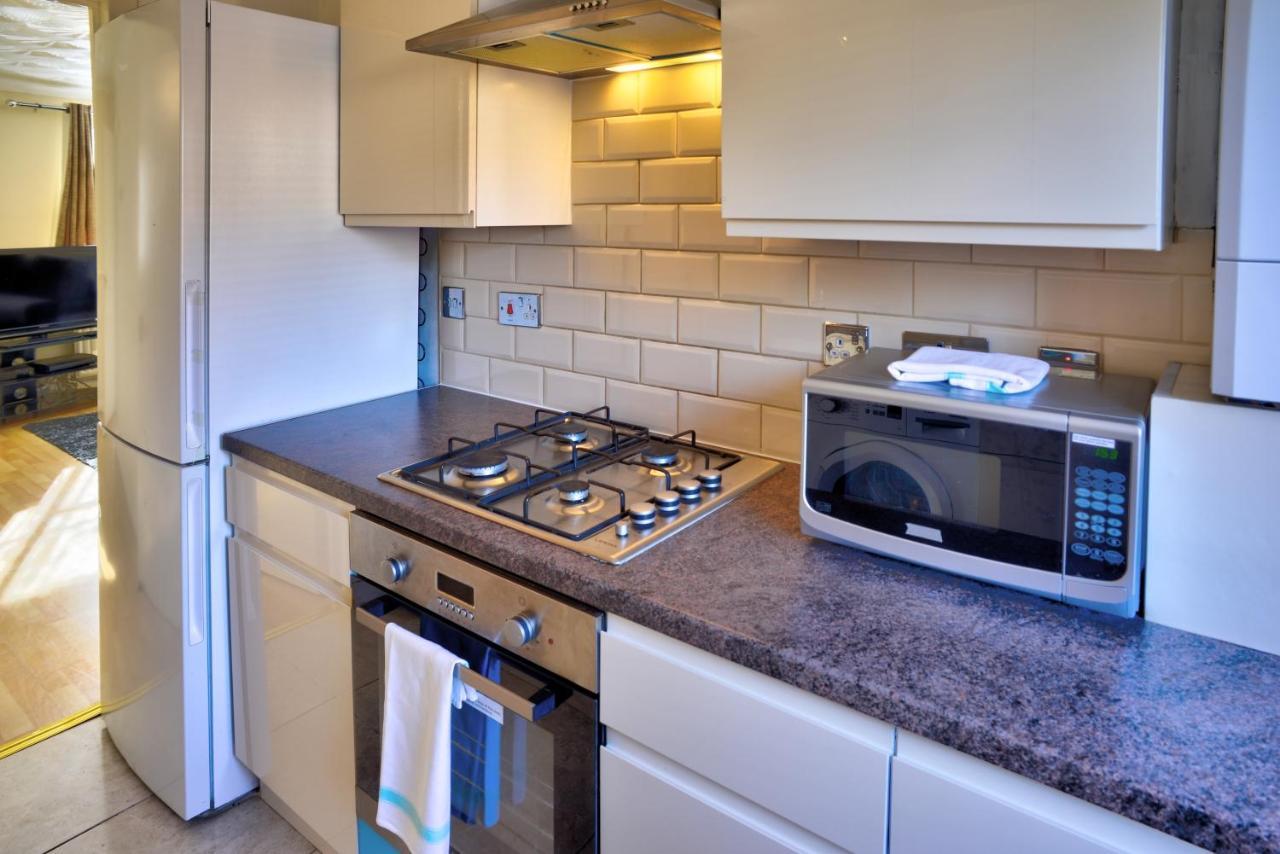 Modern & Spacious - Walk To London Excel- Parking Экстерьер фото