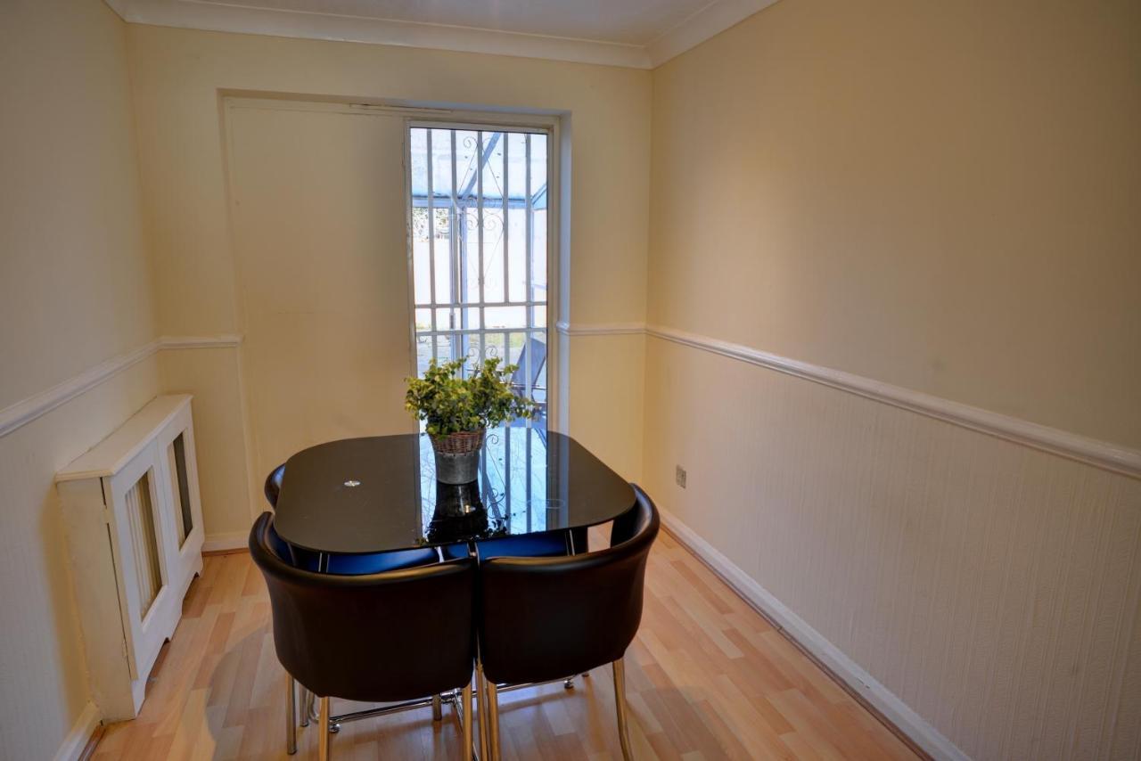 Modern & Spacious - Walk To London Excel- Parking Экстерьер фото