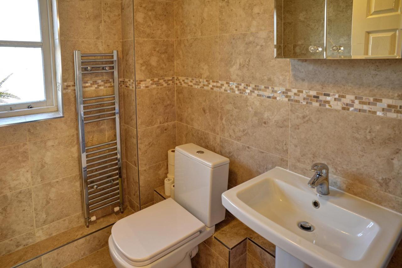 Modern & Spacious - Walk To London Excel- Parking Экстерьер фото