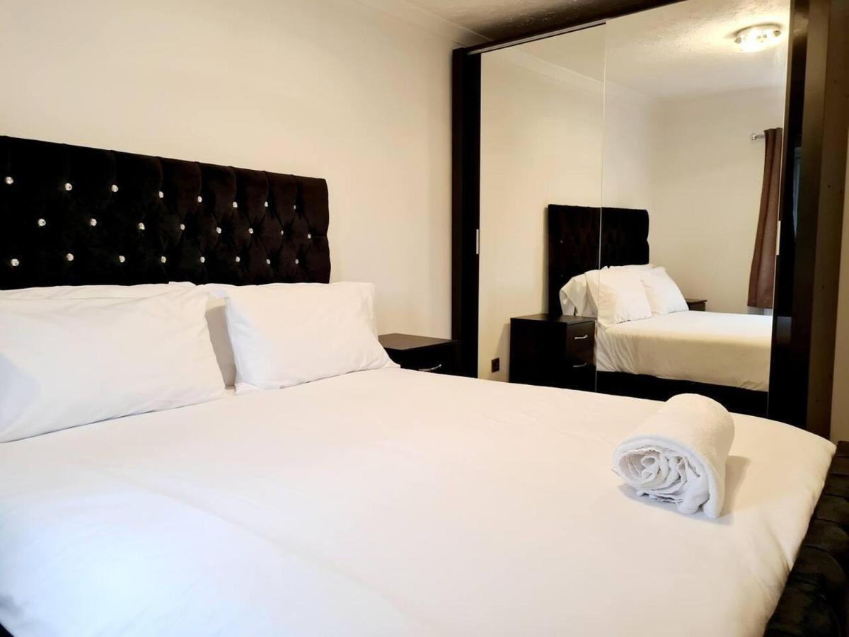 Modern & Spacious - Walk To London Excel- Parking Экстерьер фото