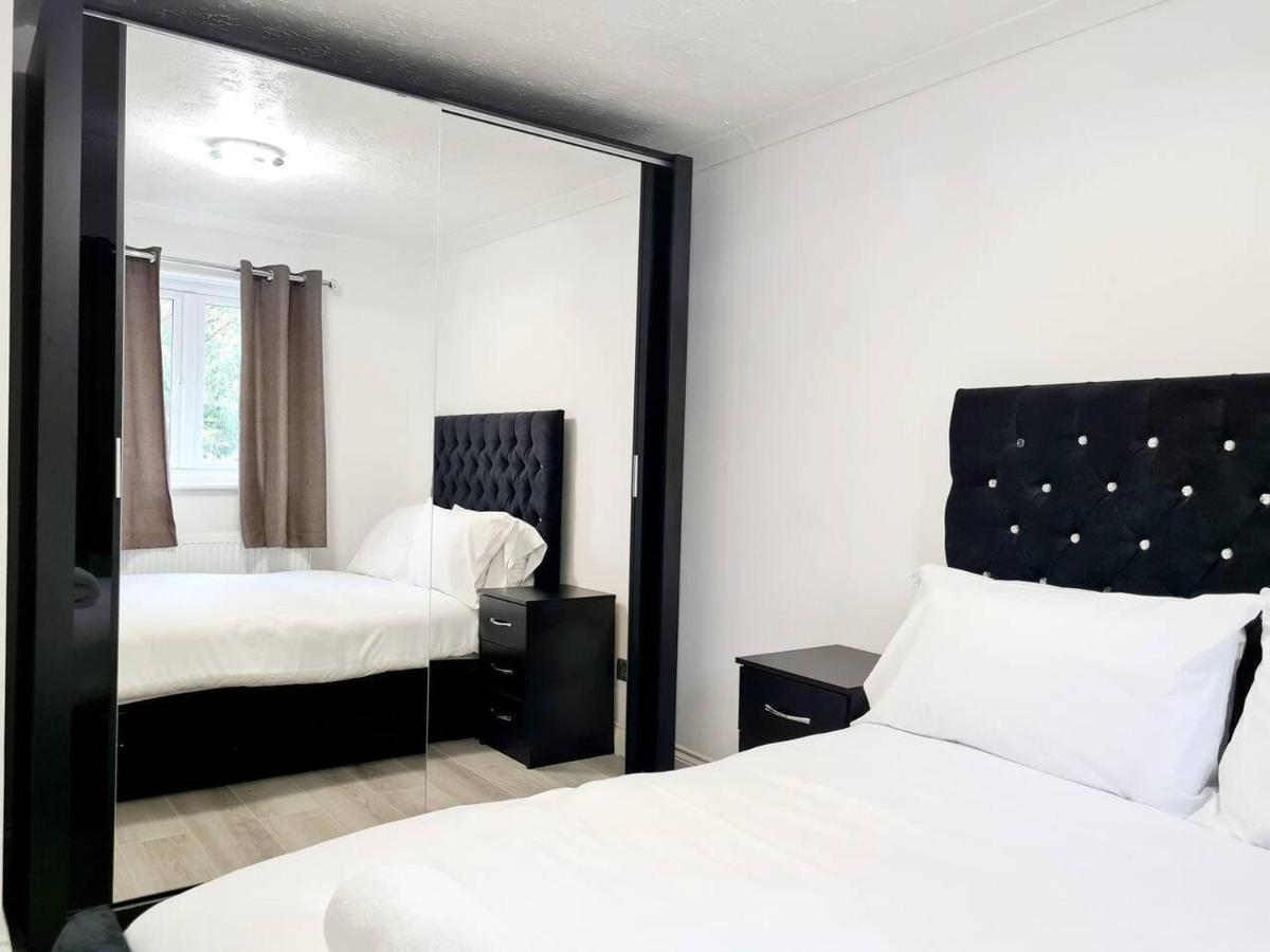 Modern & Spacious - Walk To London Excel- Parking Экстерьер фото