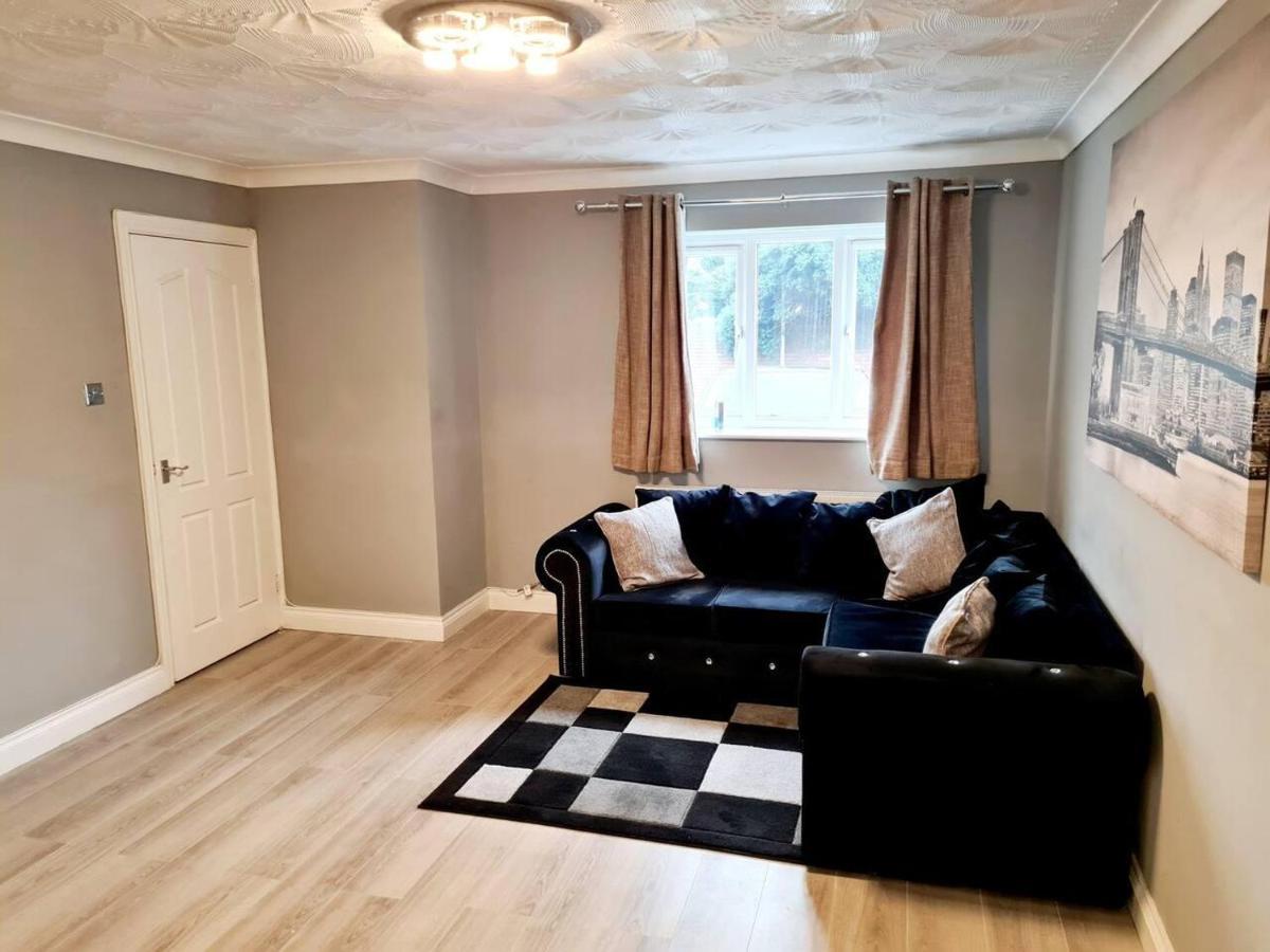 Modern & Spacious - Walk To London Excel- Parking Экстерьер фото