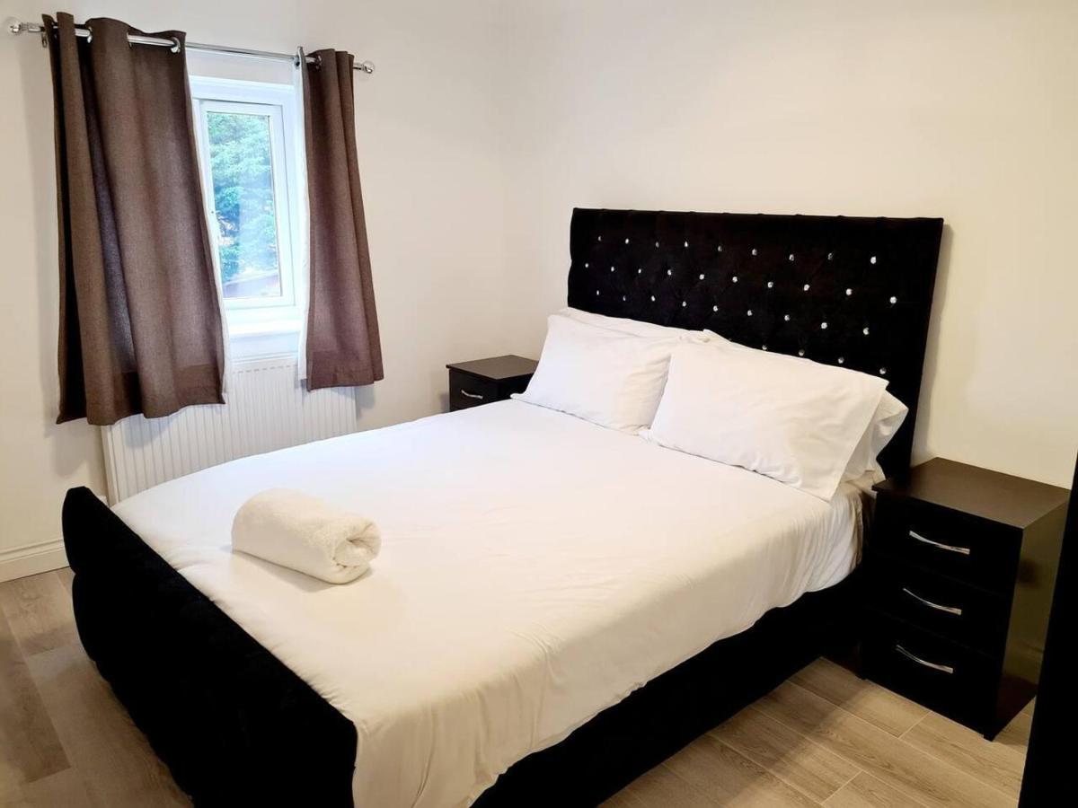 Modern & Spacious - Walk To London Excel- Parking Экстерьер фото