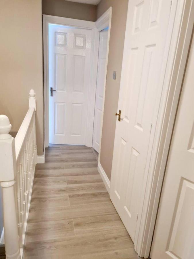 Modern & Spacious - Walk To London Excel- Parking Экстерьер фото
