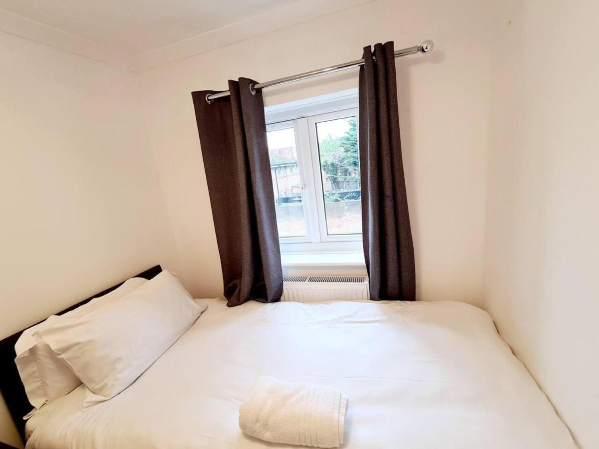 Modern & Spacious - Walk To London Excel- Parking Экстерьер фото